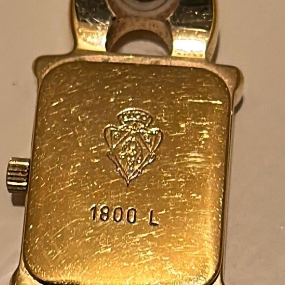 Gucci 1800L Gold Square Face Bracelet Wrist Watch Embossed Leather Band Classy - Picture 8 of 13